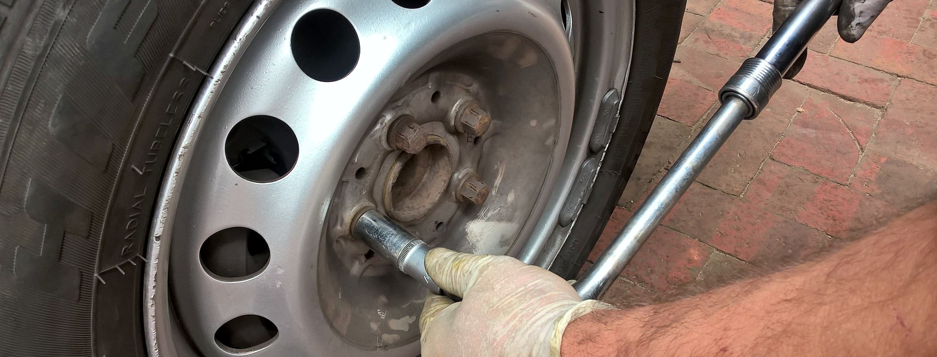 Как заменить пробитое колесо в автомобиле во время путешествия