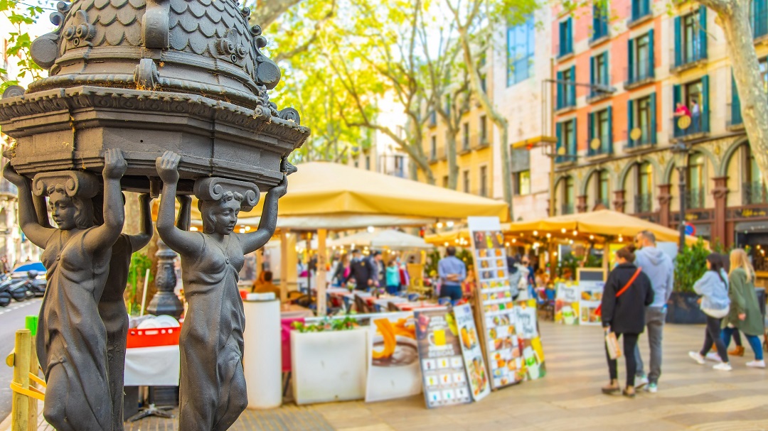 Туристическая улица La Rambla, Барселона