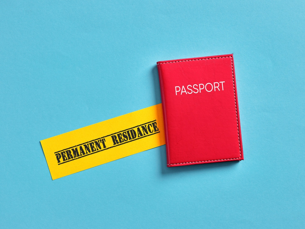 Регистрация в России для граждан, живущих за границей: Правило 90 дней и штрафы 2026