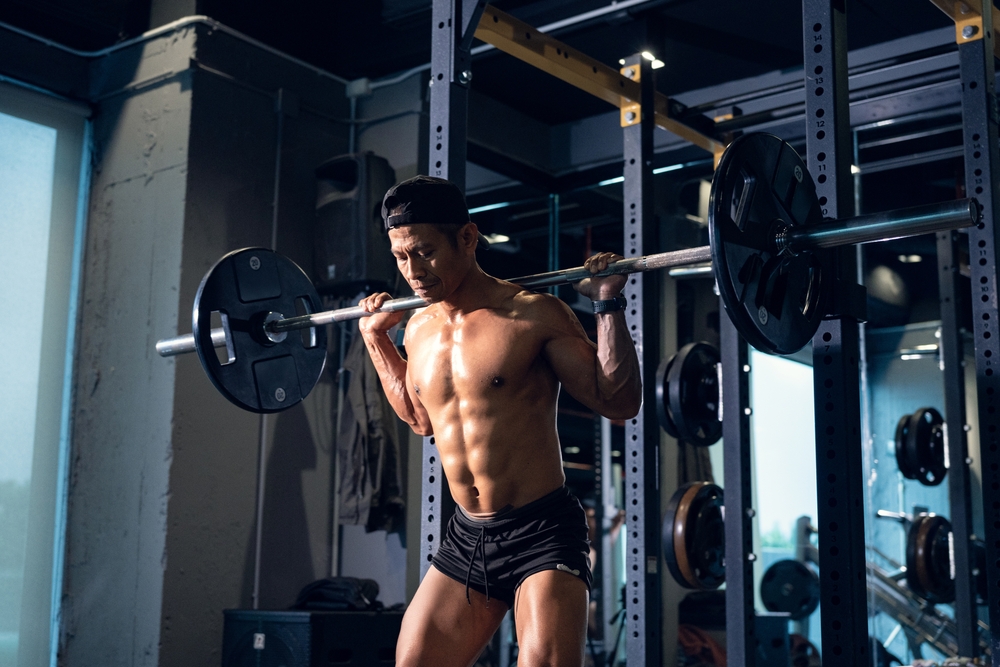 Ключевые упражнения силового тренинга и страхование спортсменов: как защитить себя от травм